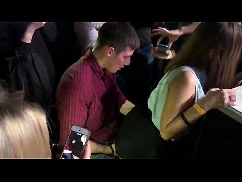 ❤️ Ngono ya kweli katika kilabu cha usiku cha Urusi. Msichana wa miaka 18 wa Kirusi kwenye njia ya haja kubwa na uke alijifunga kwenye klabu ya usiku Ngono ﹏